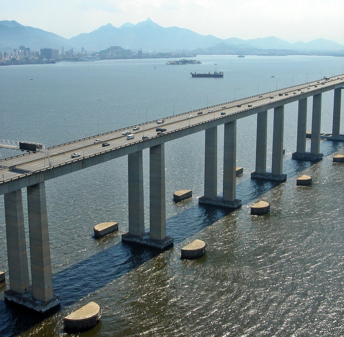 Ponte Rio-Niterói um dos lugares onde foi inserido o sistema de amortecedores de Massa Sintonizada 