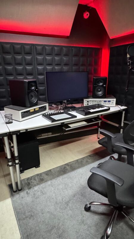 ESTÚDIO COM CAIXAS DE SOM COM ISOPRO-MINI