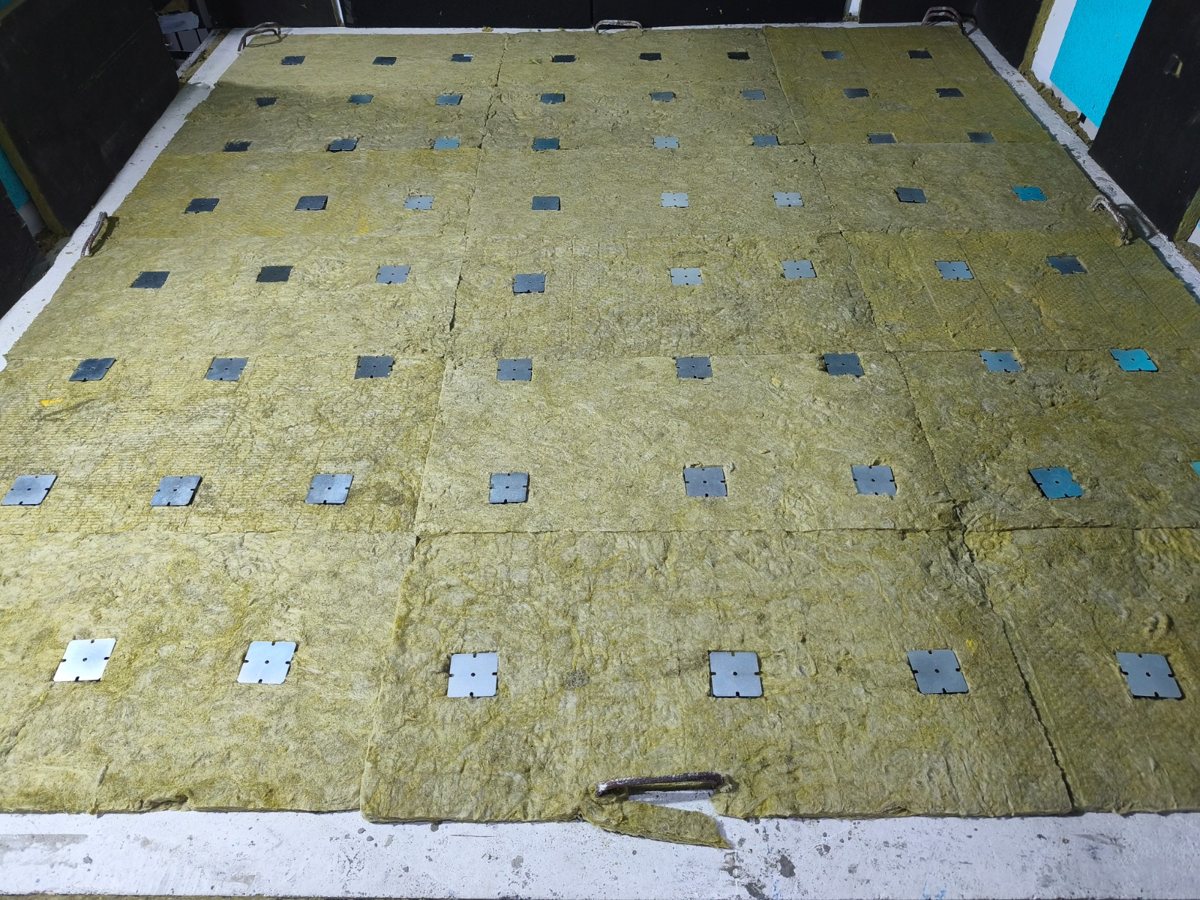 Montagem do ensaio de ruído de impacto com PAD 25x90x90 no laboratório
