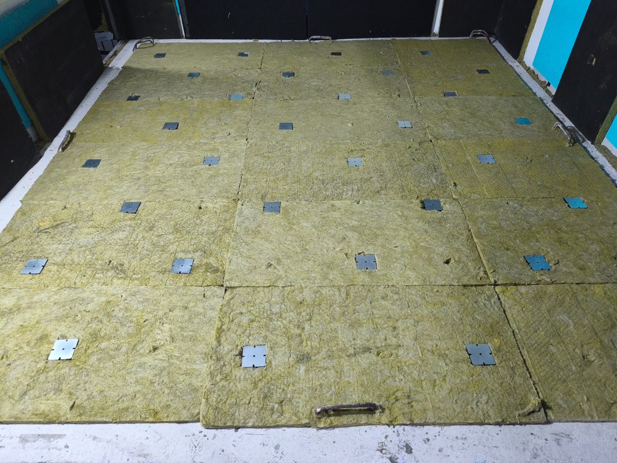 PAD 25x90x90 com lã de rocha entre as peças, antes do contrapiso, no ensaio de laboratório