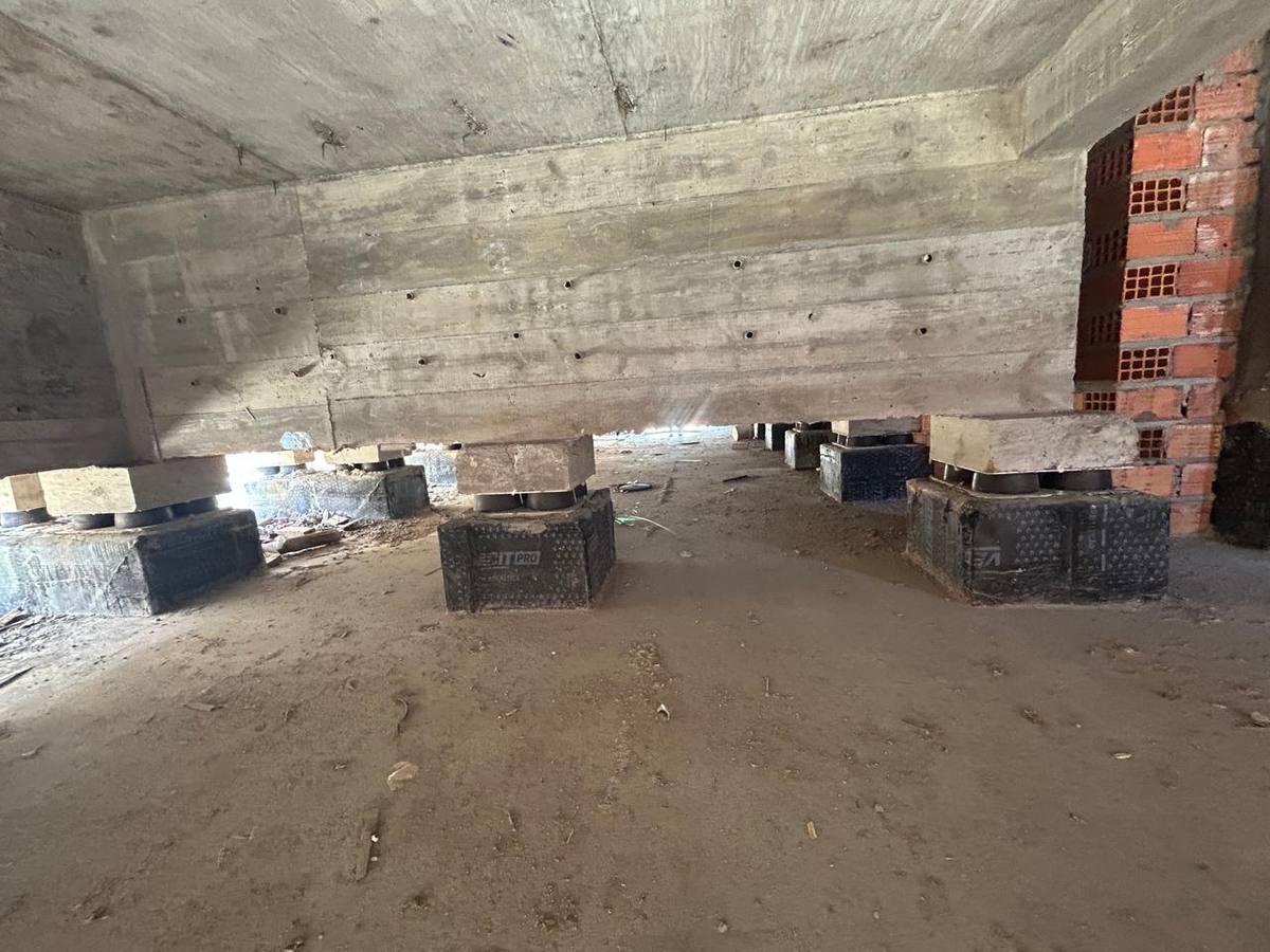 Vista inferior da piscina desacoplada da estrutura sobre apoios AVD